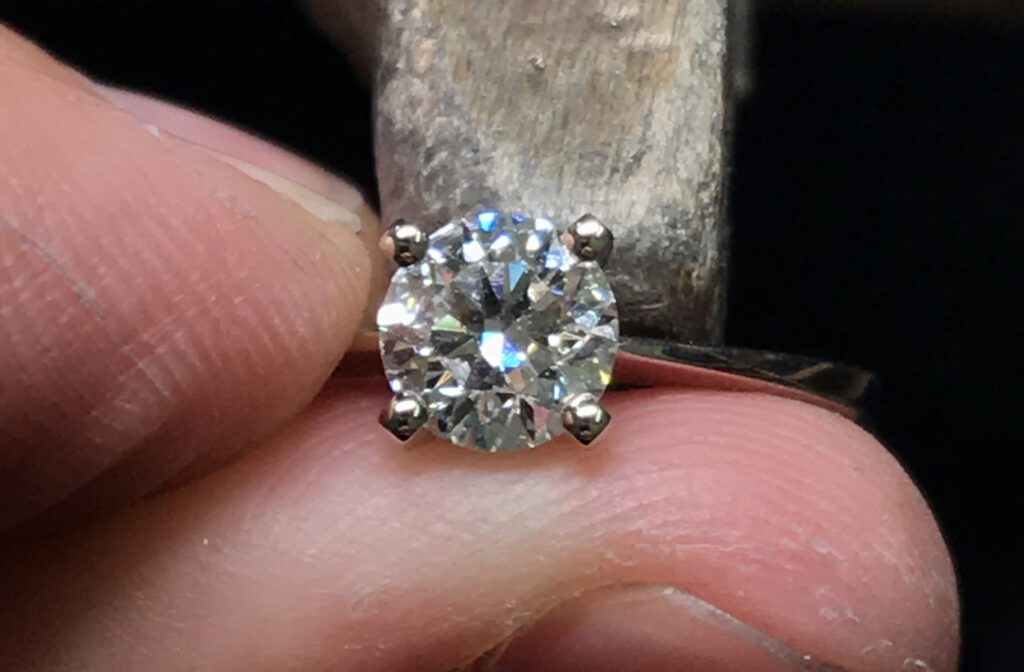 bague fiançailles avec diamante blanc